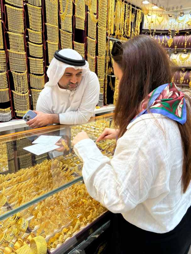 etudiante faisant du shopping à Dubaï - ESG Finance etudiante faisant du shopping à Dubaï - ESG Finance